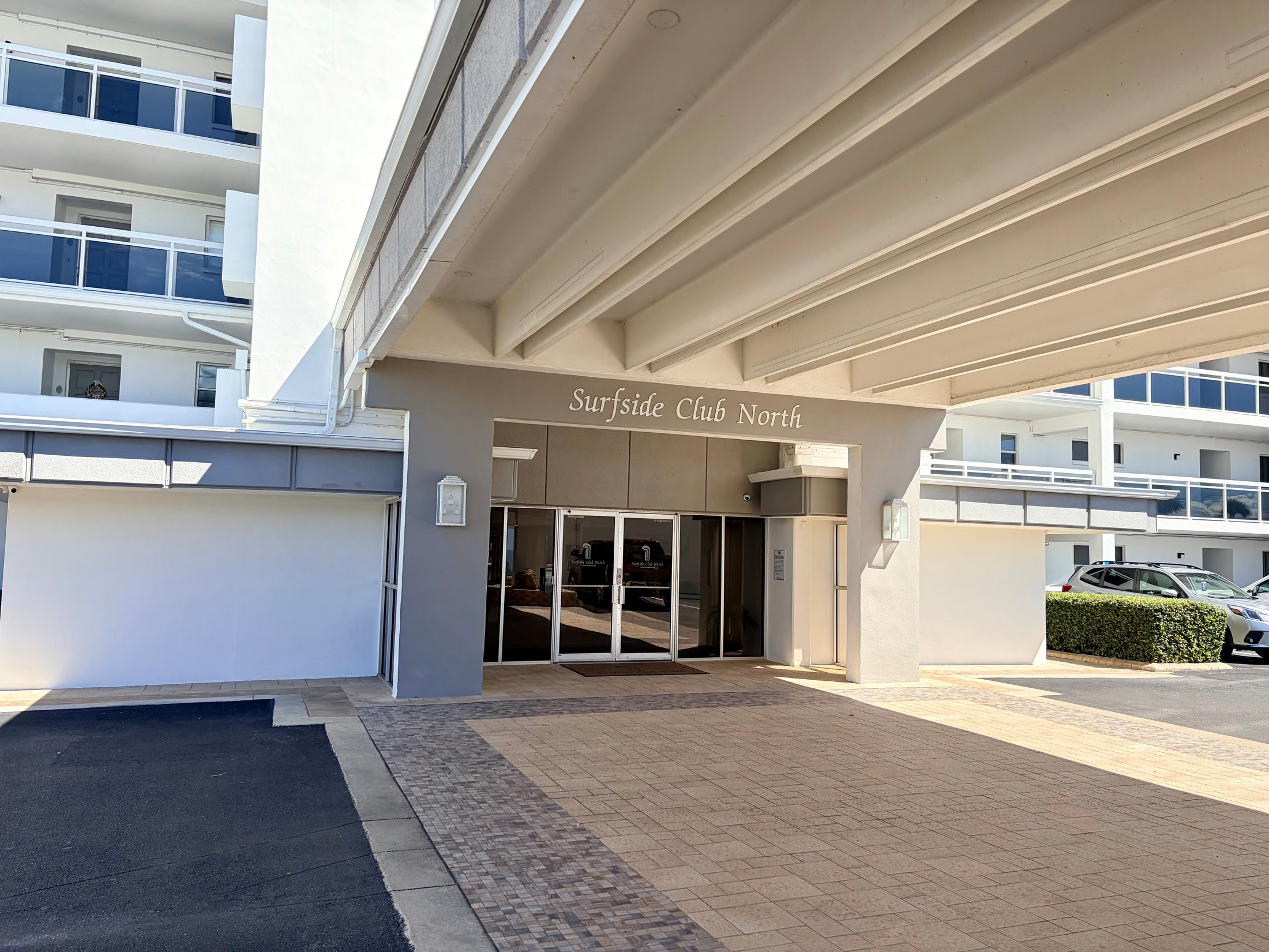 Covered front entrance at Surfside Club North